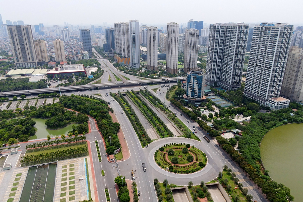 Nút giao Đại lộ Thăng Long - Trần Duy Hưng, cửa ngõ phía Tây thành phố có rất ít các phương tiện lưu thông.